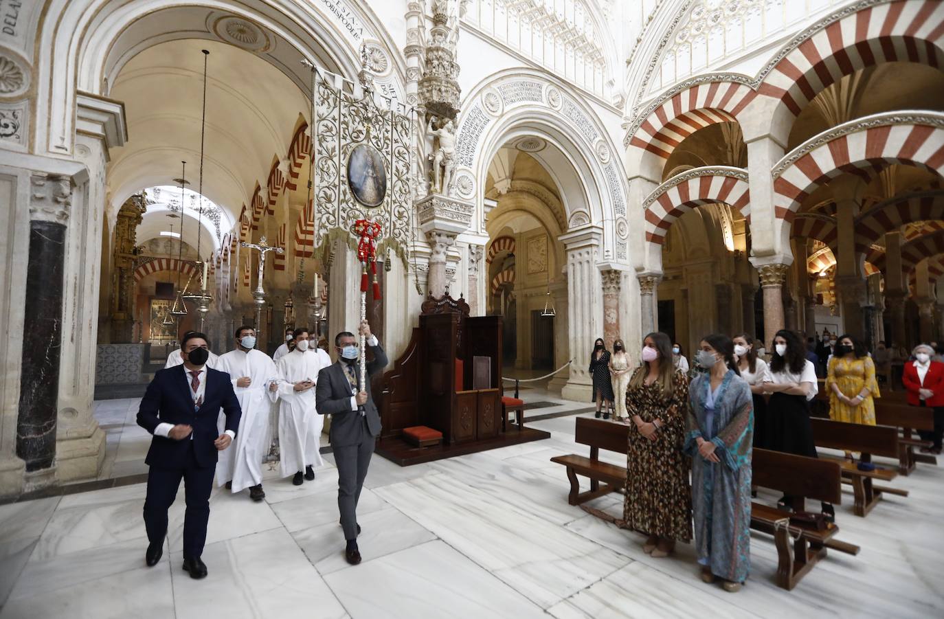 La misa de pentecostés en la Catedral de Córdoba, en imágenes