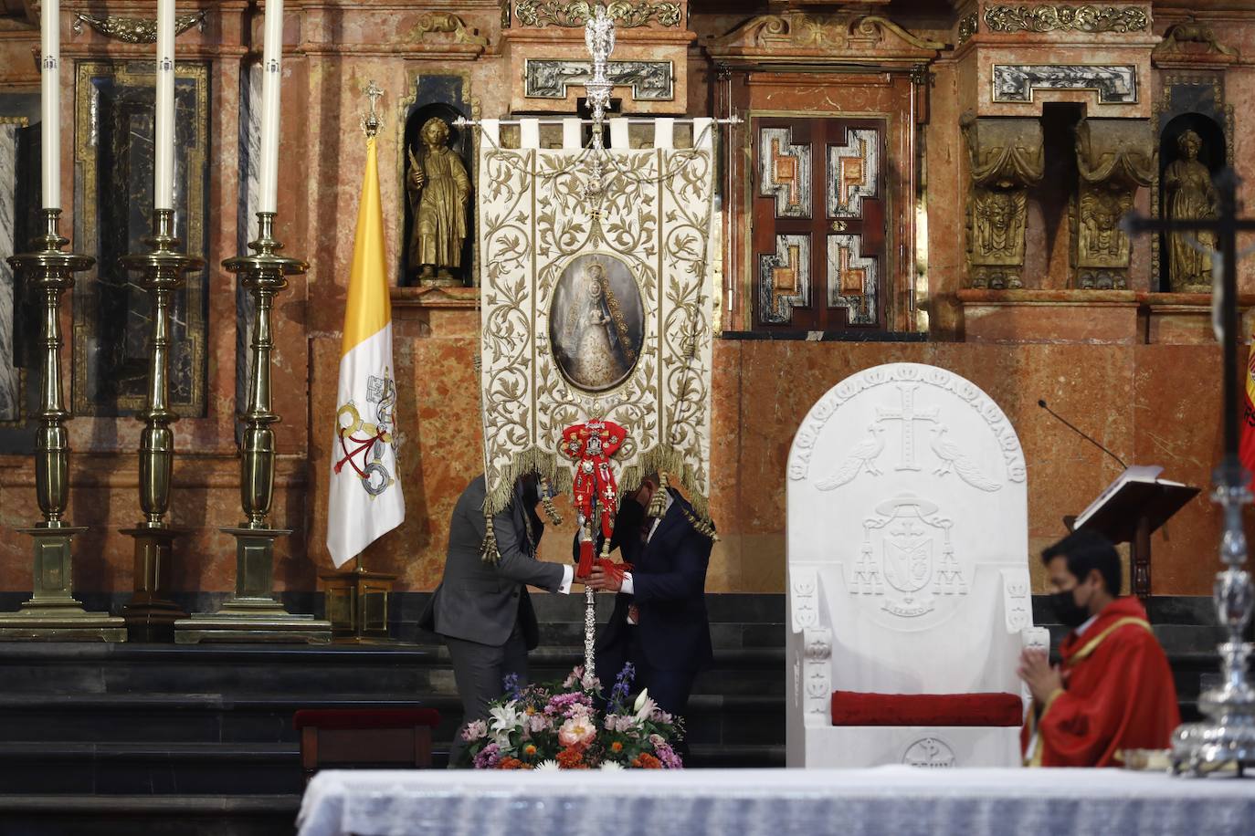 La misa de pentecostés en la Catedral de Córdoba, en imágenes