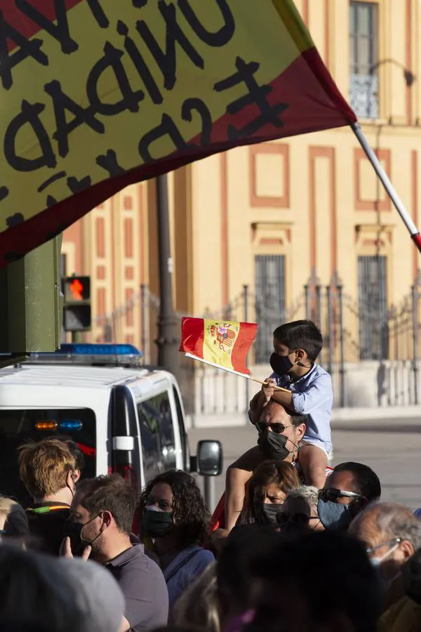 En imágenes, protesta de Santiago Abascal frente al Palacio de San Telmo de Sevilla