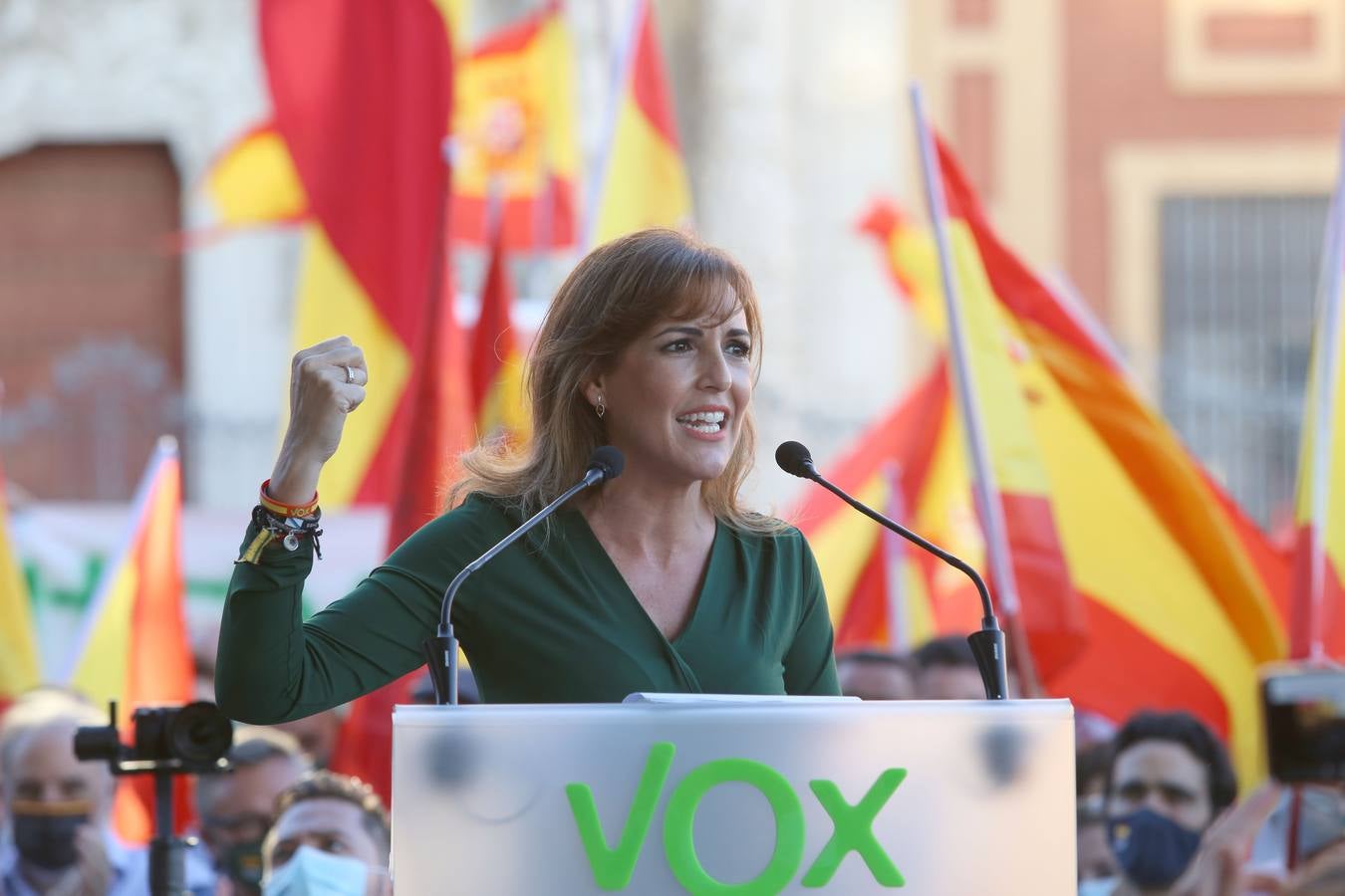 En imágenes, protesta de Santiago Abascal frente al Palacio de San Telmo de Sevilla