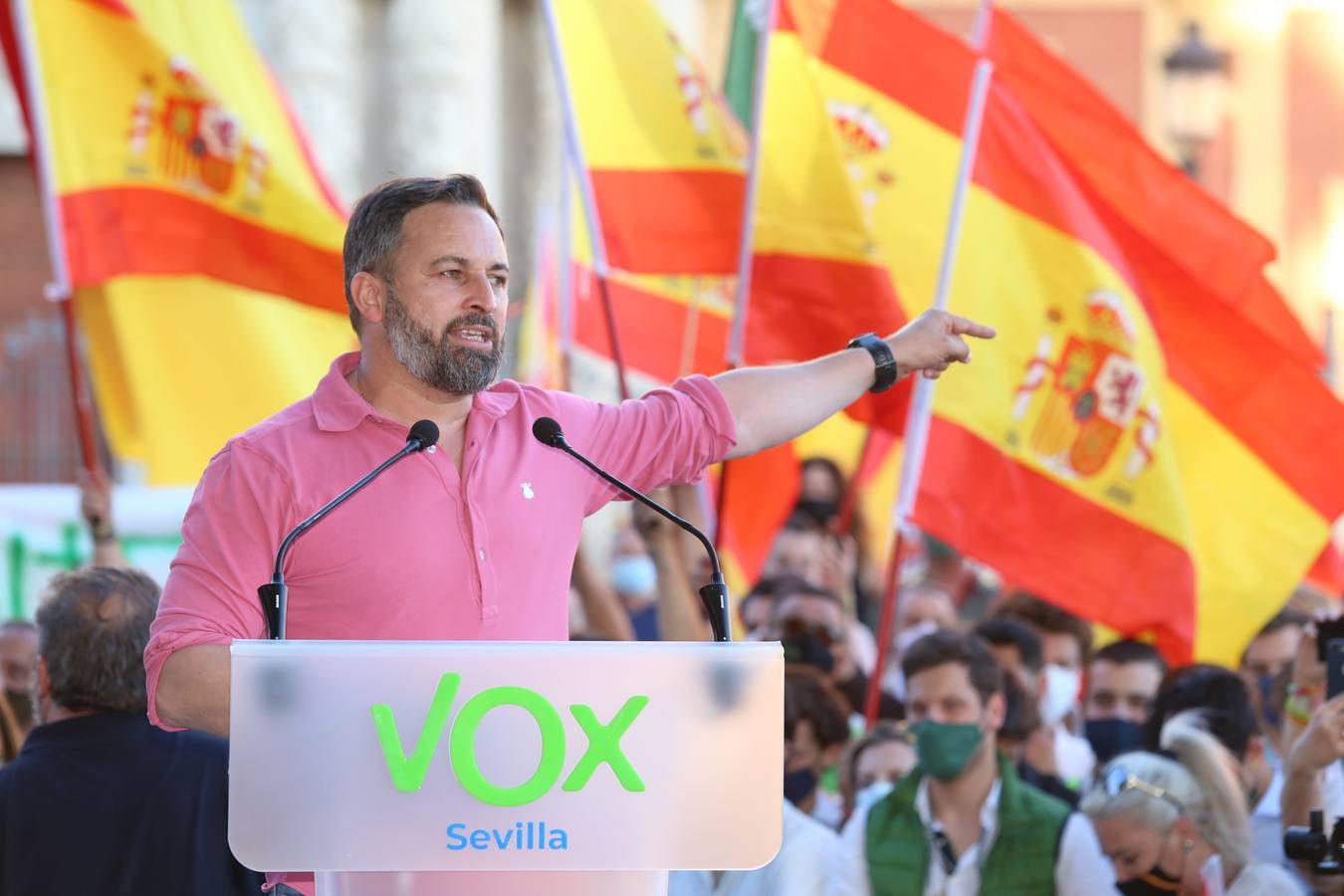 En imágenes, protesta de Santiago Abascal frente al Palacio de San Telmo de Sevilla