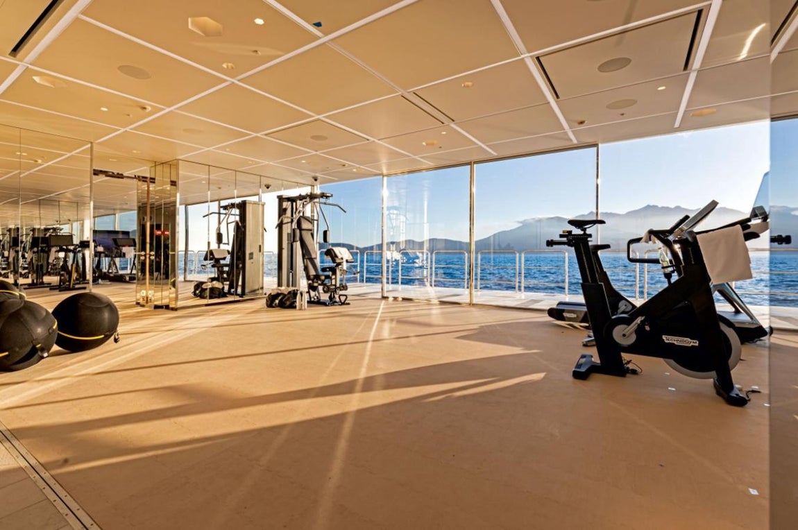 El yate híbrido más grande del mundo. Tampoco falta un gimnasio con equipación Technogym de última generación y espacio para realizar entrenamientos funcionales en su interior