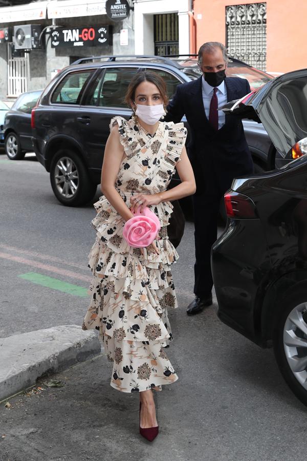 Adriana Marín. Se enfundó en un vestido cargado de movimiento en tonos tierra repleto de volantes cuyo escote se presentaba de forma cruzada y al que añadió un bolso rosa chicle satinado que aportaba la nota de contraste.