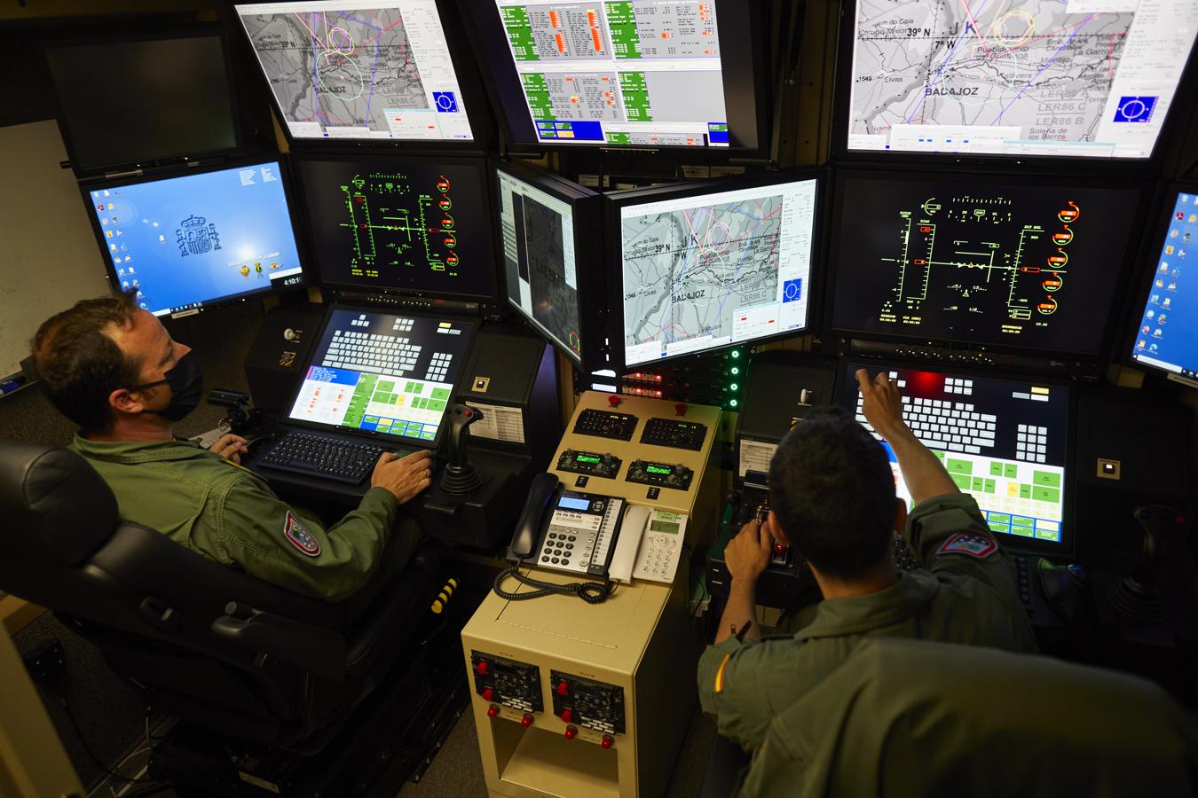 Cabina de los pilotos, en una situación simulada, pues no se pueden realizar fotografías en vuelo real. 