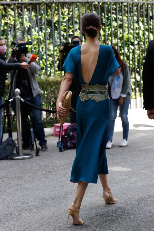 Sofía Palazuelo. El vestido incluía un favorecedor escote en uve que abarcaba toda la espalda y una pequeña capa a la altura de los hombros.