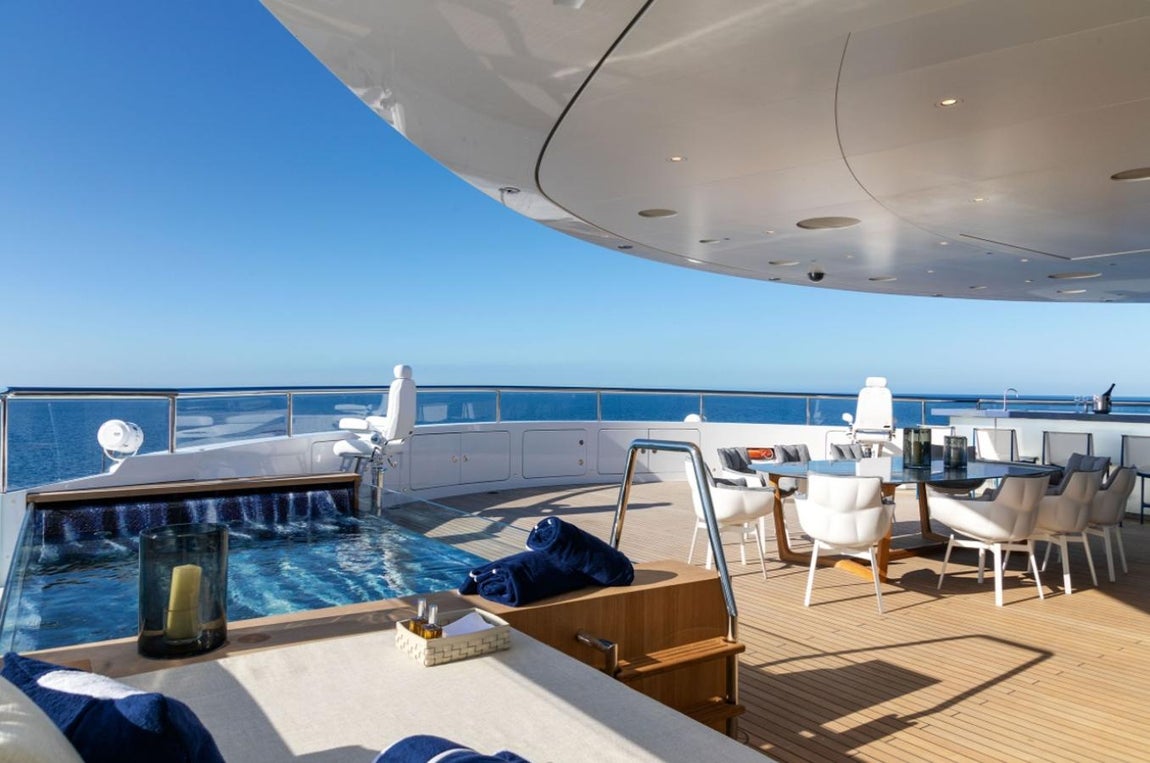 El yate híbrido más grande del mundo. En el Luminosity cada detalle cuenta, desde las cubiertas exteriores -en donde hay lounge bar, jacuzzi y varias piscinas- a los salones internos en los que se destila elegancia