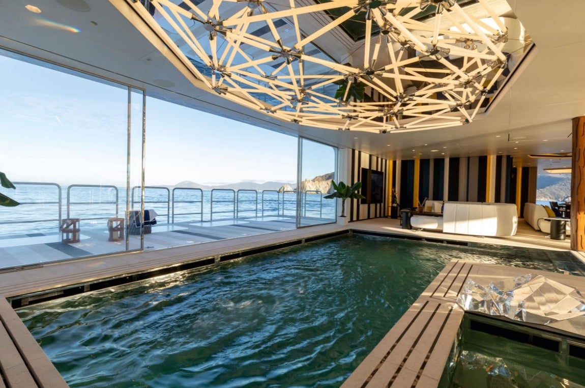 El yate híbrido más grande del mundo. La embarcación cuenta además con diversas piscinas interiores climatizadas que se fusionan con la decoración como si fuesen un elemento más y en donde se presta la misma atención tanto al confort como al buen gusto