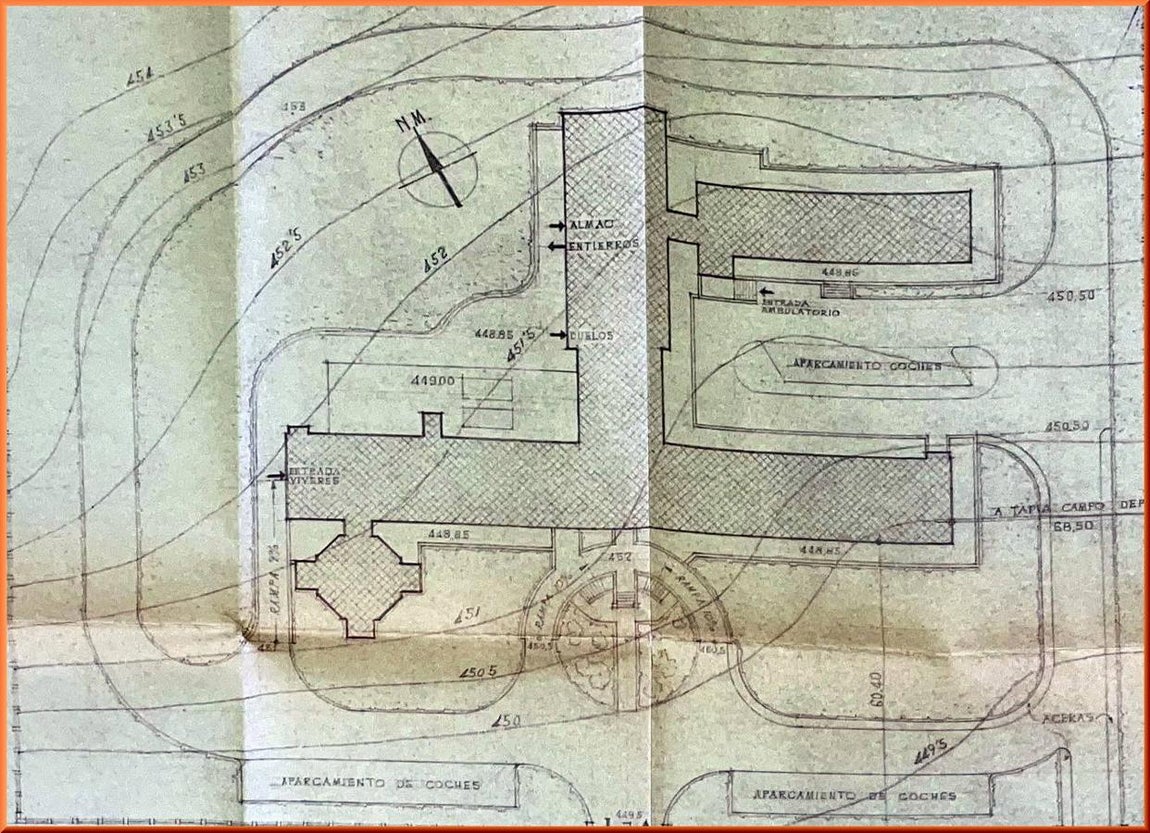 Planificación del hospital Virgen de la Salud de Toledo, en 1960, por German Álvarez de Sotomayor. Sobre la parcela, la planta básica en forma de «T» y el ala de consultas que se derribaría en 1973. Archivo Municipal de Toledo. 