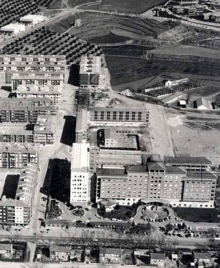 Vista parcial del barrio de Palomarejos hacia 1974. Abajo, el Virgen de la Salud con el edificio de Maternidad a la izquierda. Aparece, sin concluir, la reforma del ala norte, iniciada en 1973. Archivo Municipal de Toledo. 