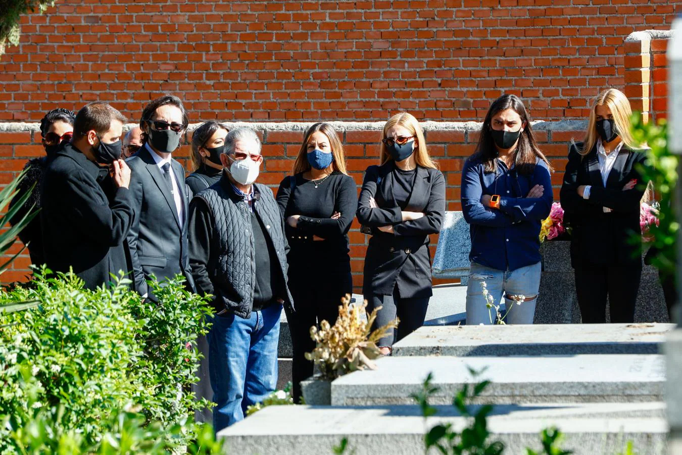 Imagen de los asistentes al entierro de Purificación Aguilera este lunes. 