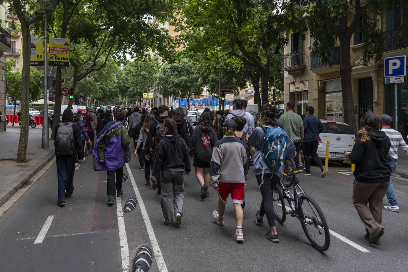 Activistas vinculados a sindicatos de la vivienda acuden a la ocupación de la sede de ERC. 