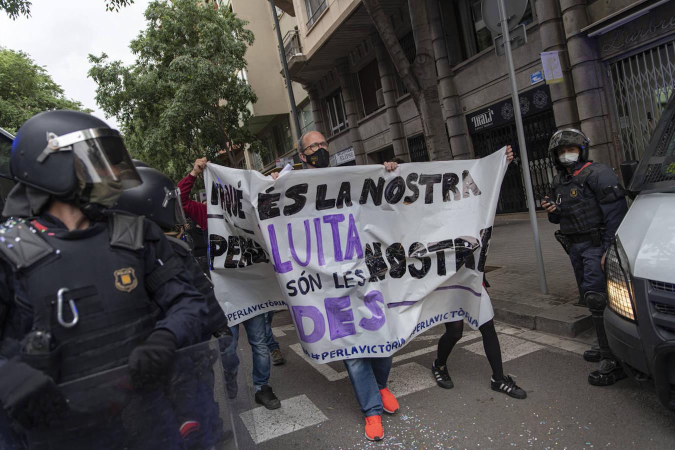 Antidesahucios acuden con una pancarta a la ocupación de la sede de ERC. 