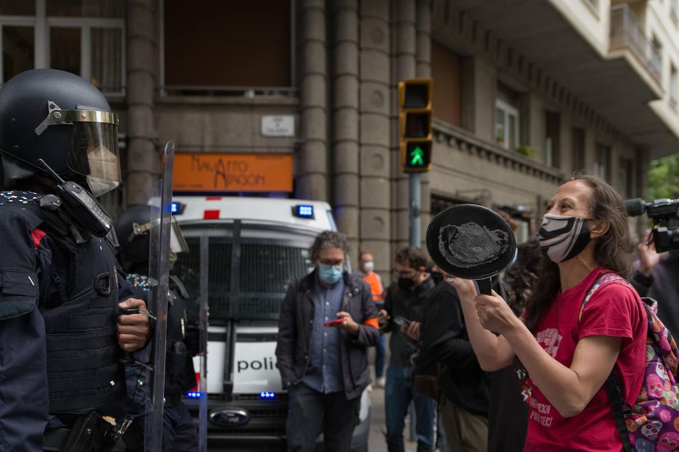 Una mujer golpea una sartén frente a los Mossos durante la ocupación de la sede de ERC. 