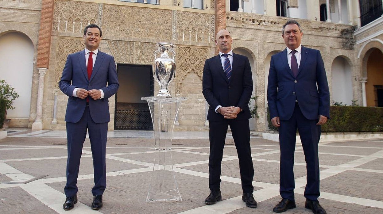 Moreno, Espadas y Rubiales, con el trofeo de la Eurocopa en Sevilla