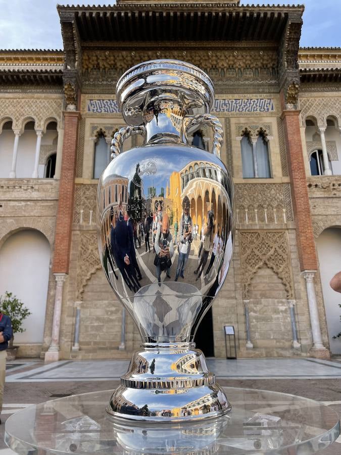 Instante del acto de la foto oficial del trofeo de la Eurocopa en Sevilla