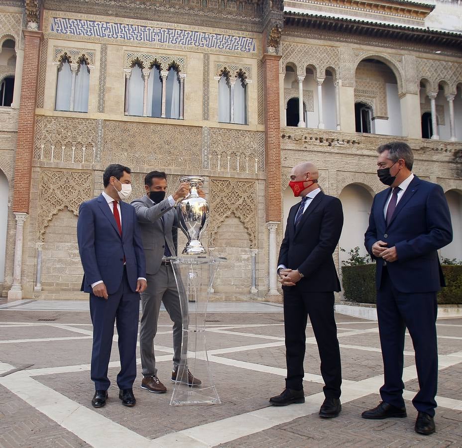 Instante del acto de la foto oficial del trofeo de la Eurocopa en Sevilla