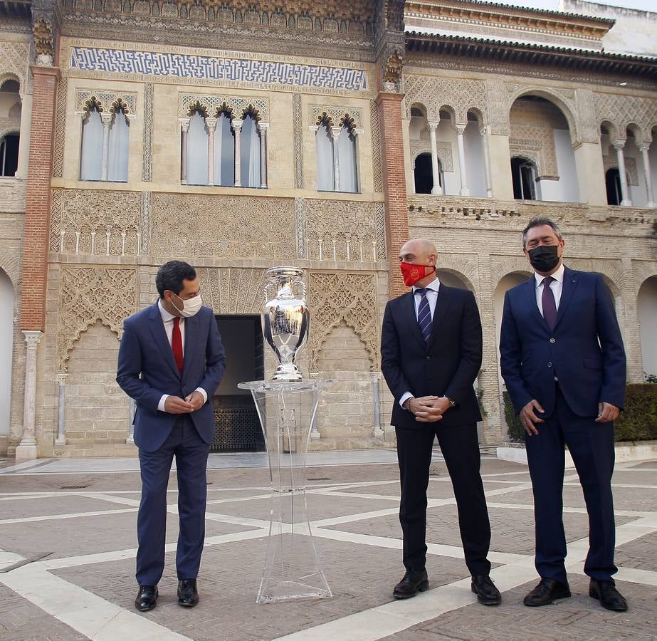 Instante del acto de la foto oficial del trofeo de la Eurocopa en Sevilla