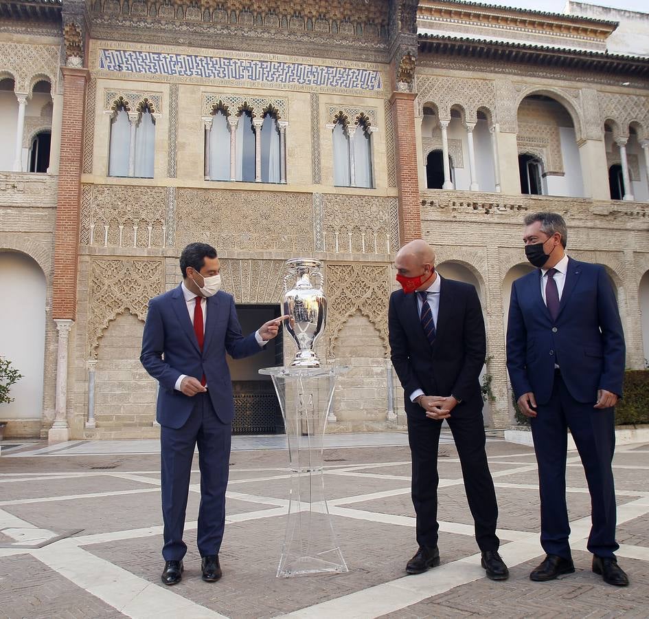 Instante del acto de la foto oficial del trofeo de la Eurocopa en Sevilla