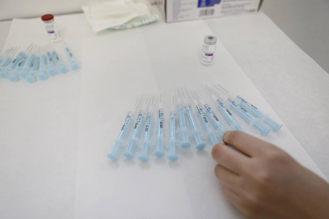 La vacunación con la segunda dosis de AstraZeneca en Cabra, en imágenes