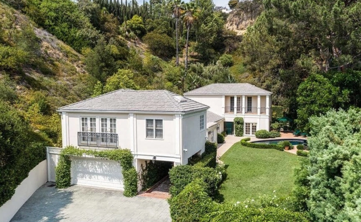 Así es la casa que ha vendido Katy Perry. Situada en las montañas de Beverly Hills, en un enclave vigilado frente a Coldwater Canyon, está una de las segundas residencias de Katy Perry, una bonita e idílica casa de 1960 de unos 410 metros cuadrados.