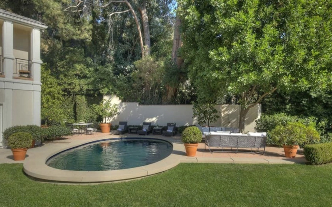 Así es la casa que ha vendido Katy Perry. La zona exterior, de casi medio acre, ofrece un jardín y una piscina ovalada que aporta a la propiedad un toque clásico hollywoodense. Además, hay diferentes patios y zonas de comedor en las que organizar cenas y fiestas con amigos y familia.