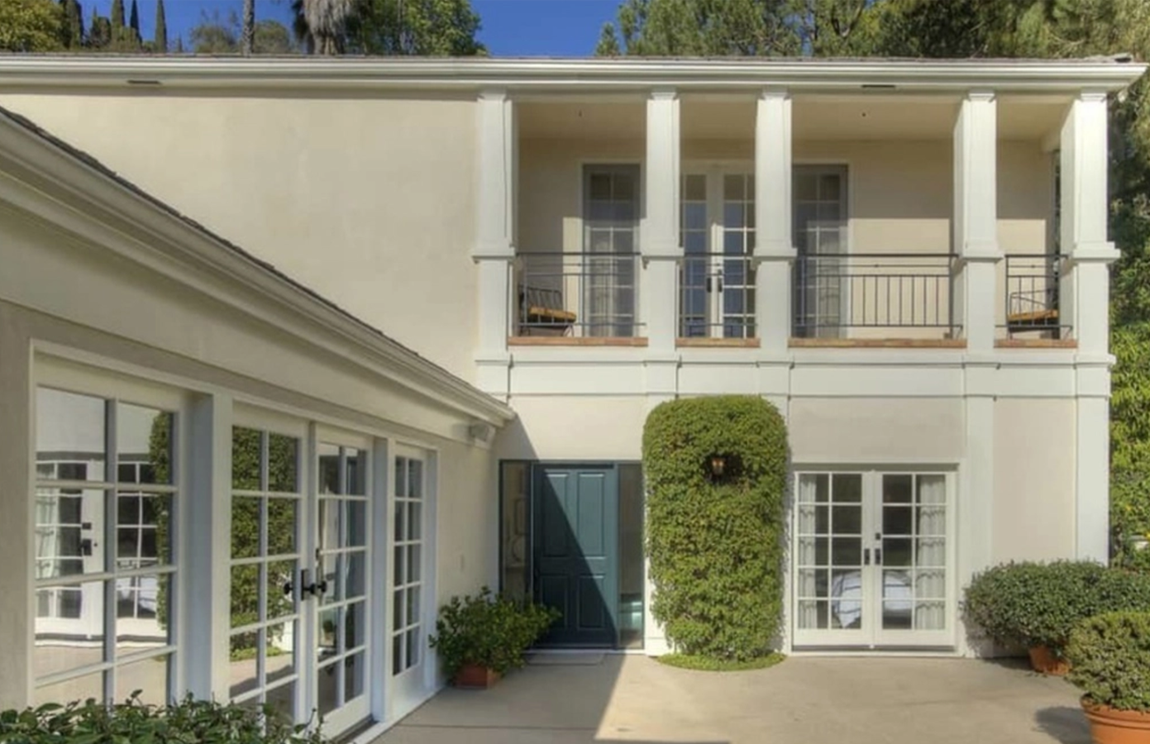 Así es la casa que ha vendido Katy Perry. Perry compró esta propiedad para usarla como casa de huéspedes para amigos y familiares debido a su ubicación, ya que se encuentra en el mismo barrio en el que se situaba su antigua residencia principal.