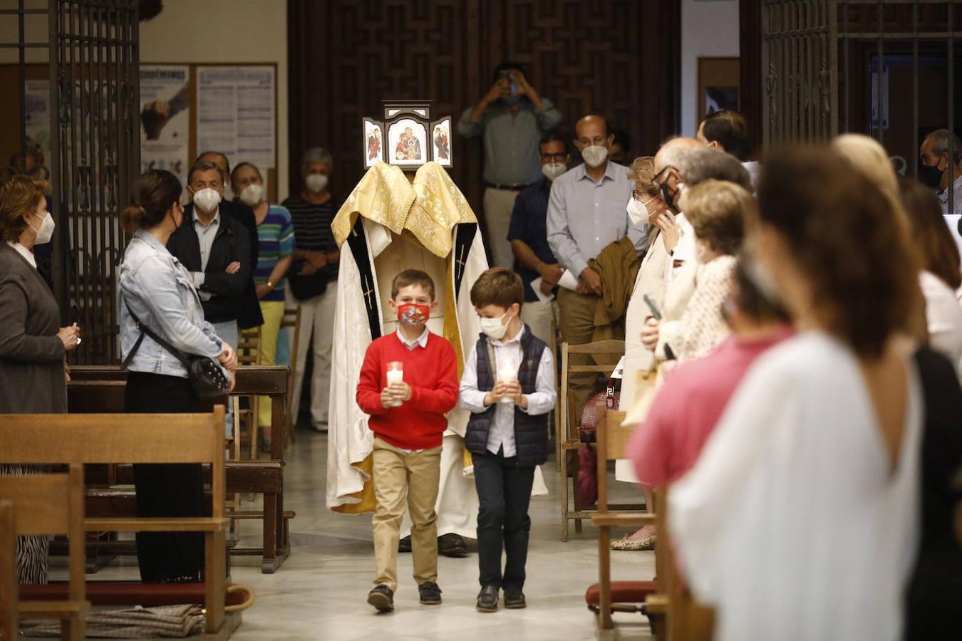 Oraciones y ofrendas ante las reliquias de san Juan Pablo II en la iglesia de San Jacinto de Córdoba