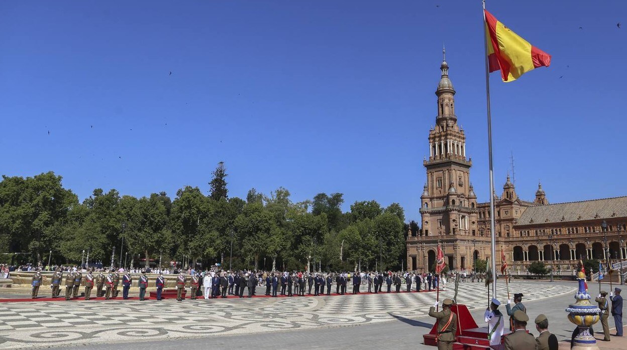 Izado de la bandera en la Plaza de España para celebrar el Día de las Fuerzas Armadas en Sevilla
