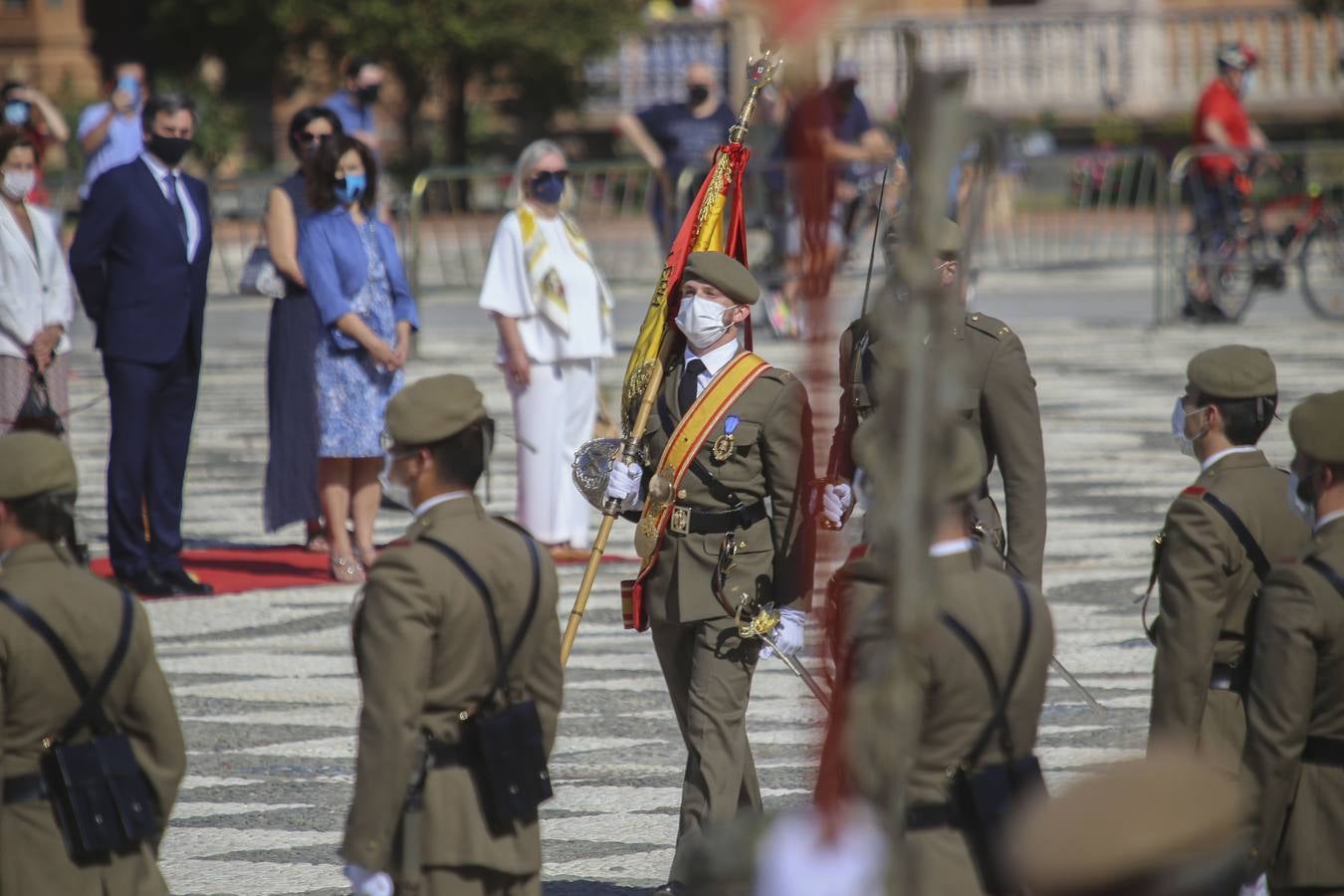 Izado de la bandera en la Plaza de España