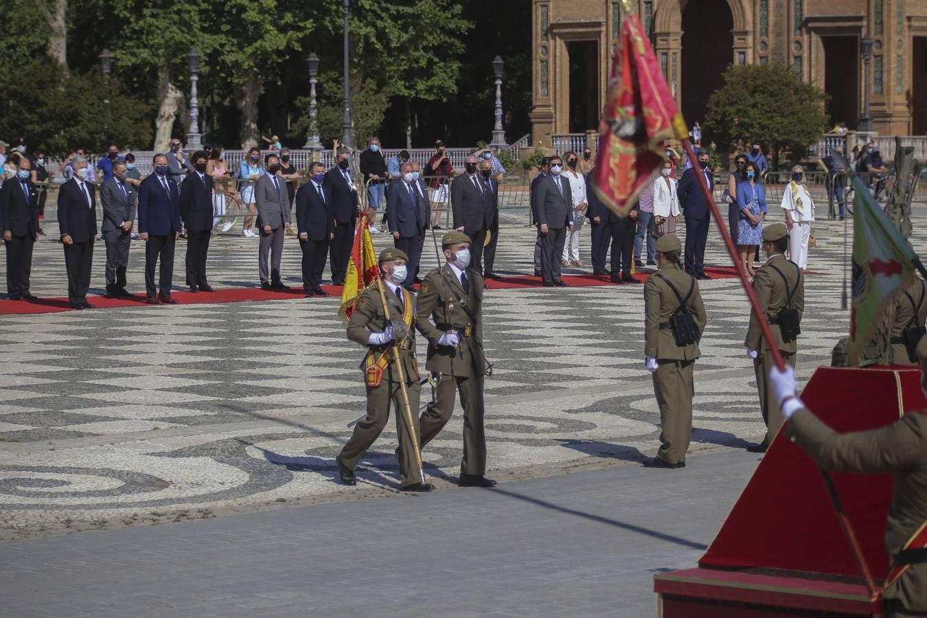 Izado de la bandera en la Plaza de España