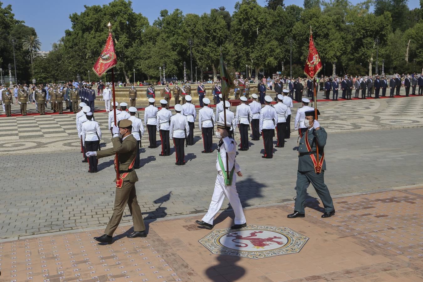 Izado de la bandera en la Plaza de España