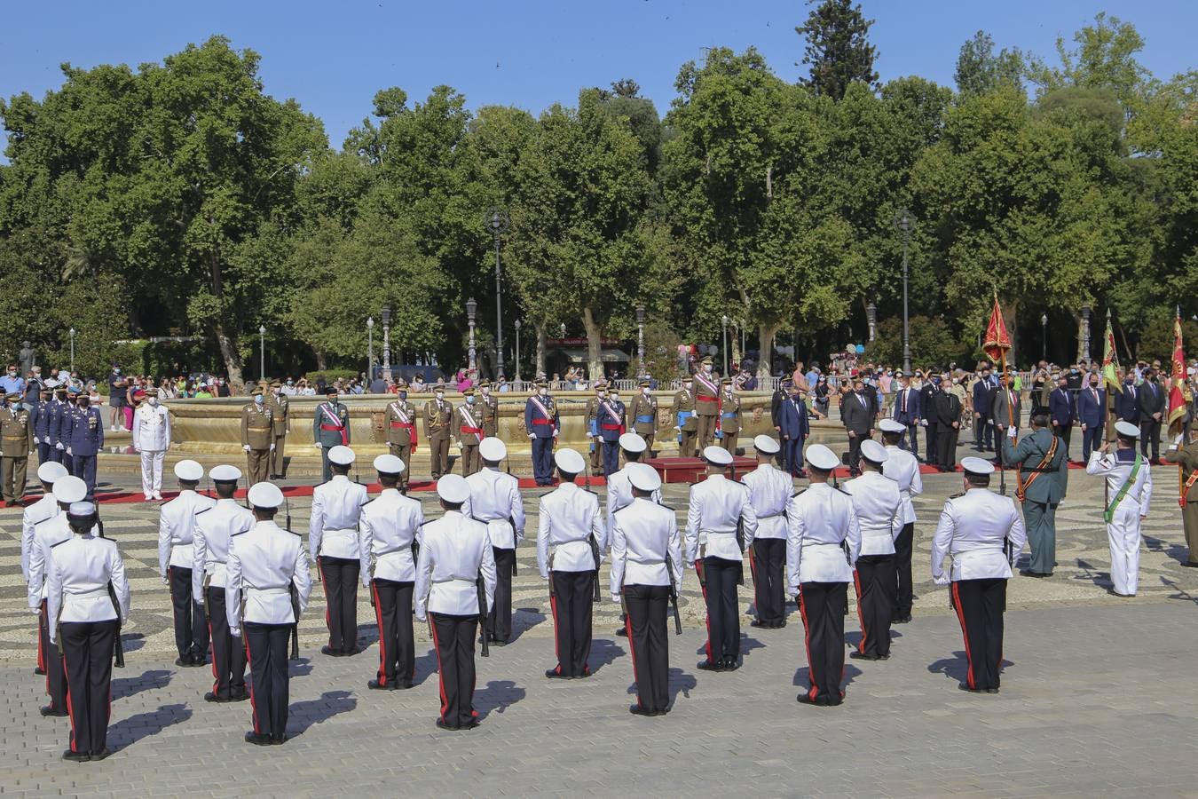 Izado de la bandera en la Plaza de España