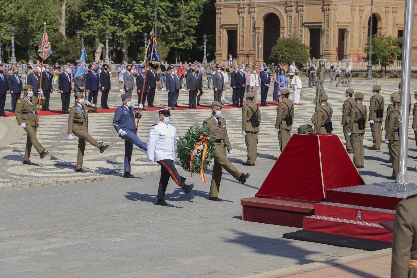 Izado de la bandera en la Plaza de España