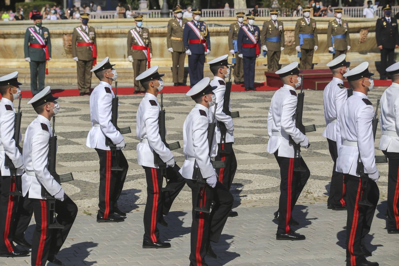 Izado de la bandera en la Plaza de España