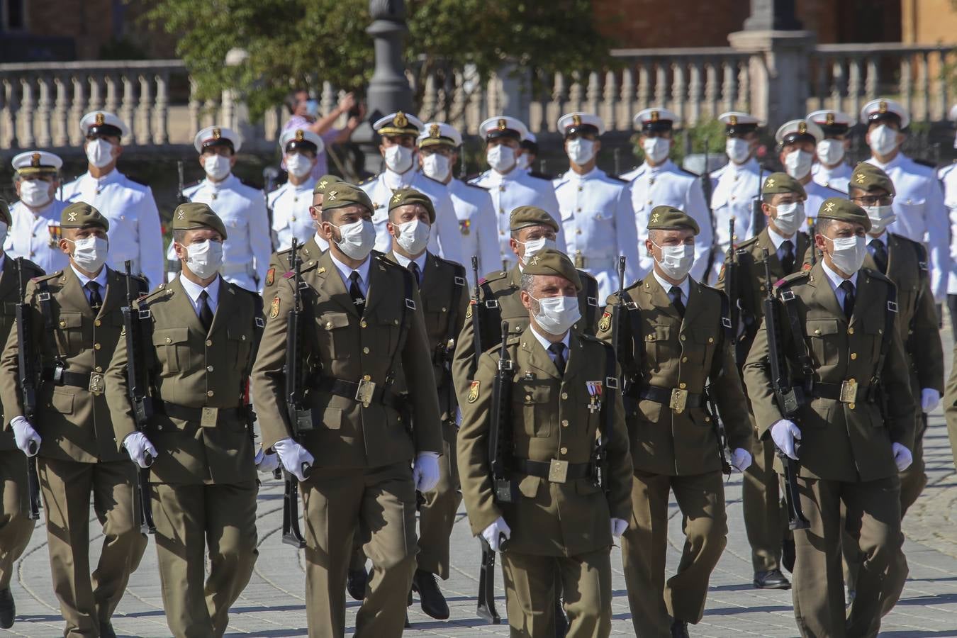 Izado de la bandera en la Plaza de España