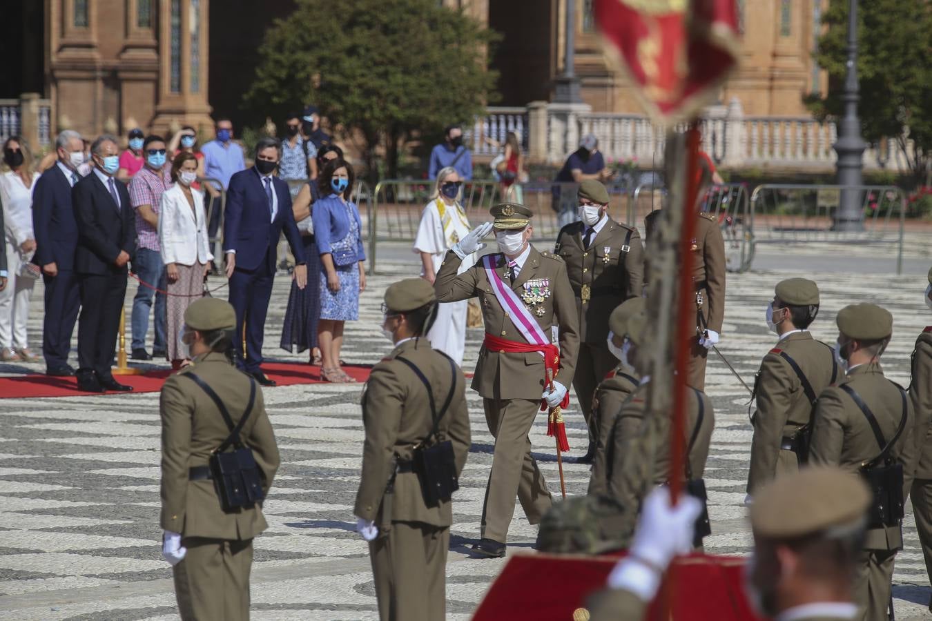 Izado de la bandera en la Plaza de España