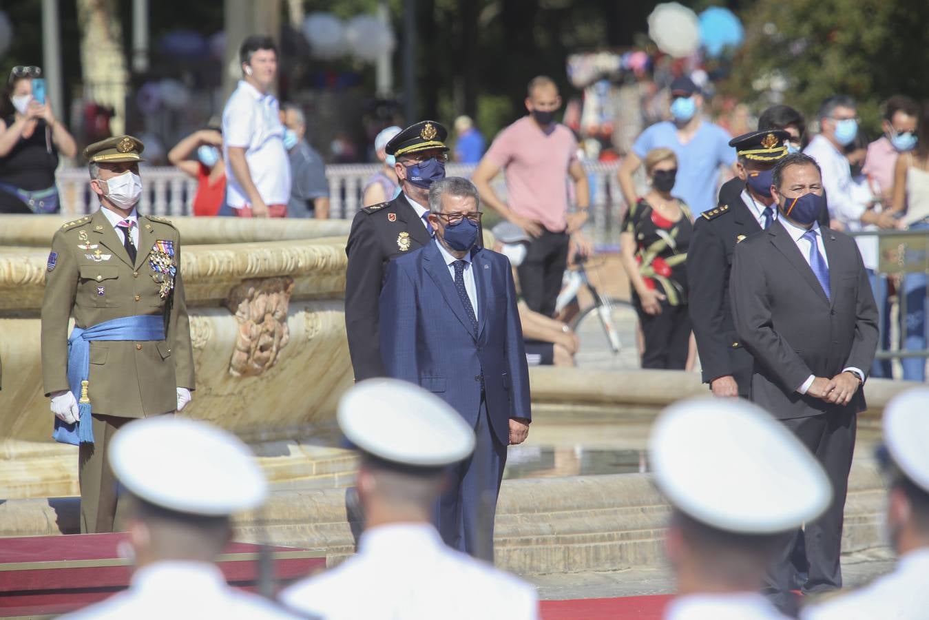 Izado de la bandera en la Plaza de España