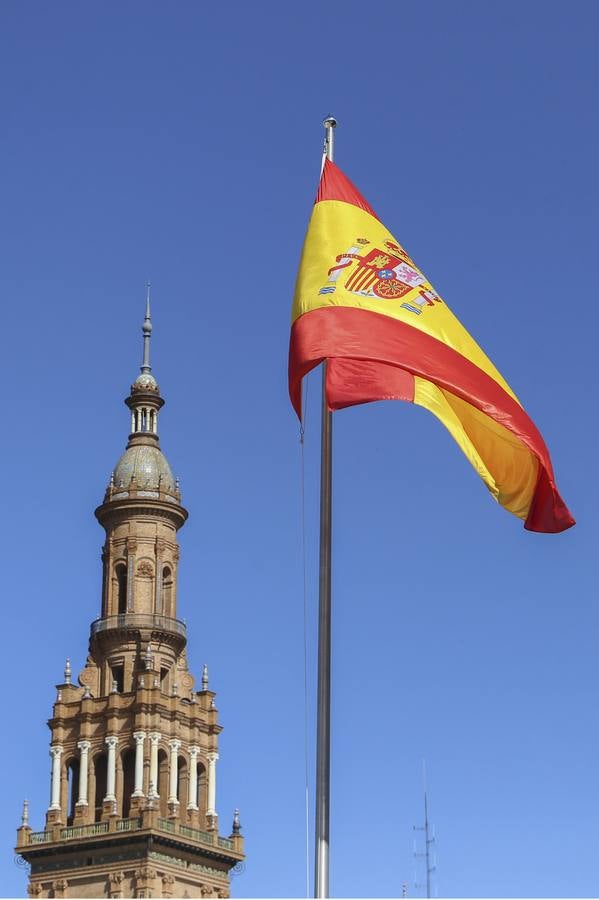 Izado de la bandera en la Plaza de España