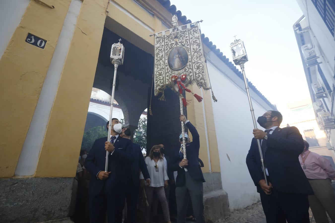 El simpecado del Rocío recupera las calles de Córdoba, en imágenes