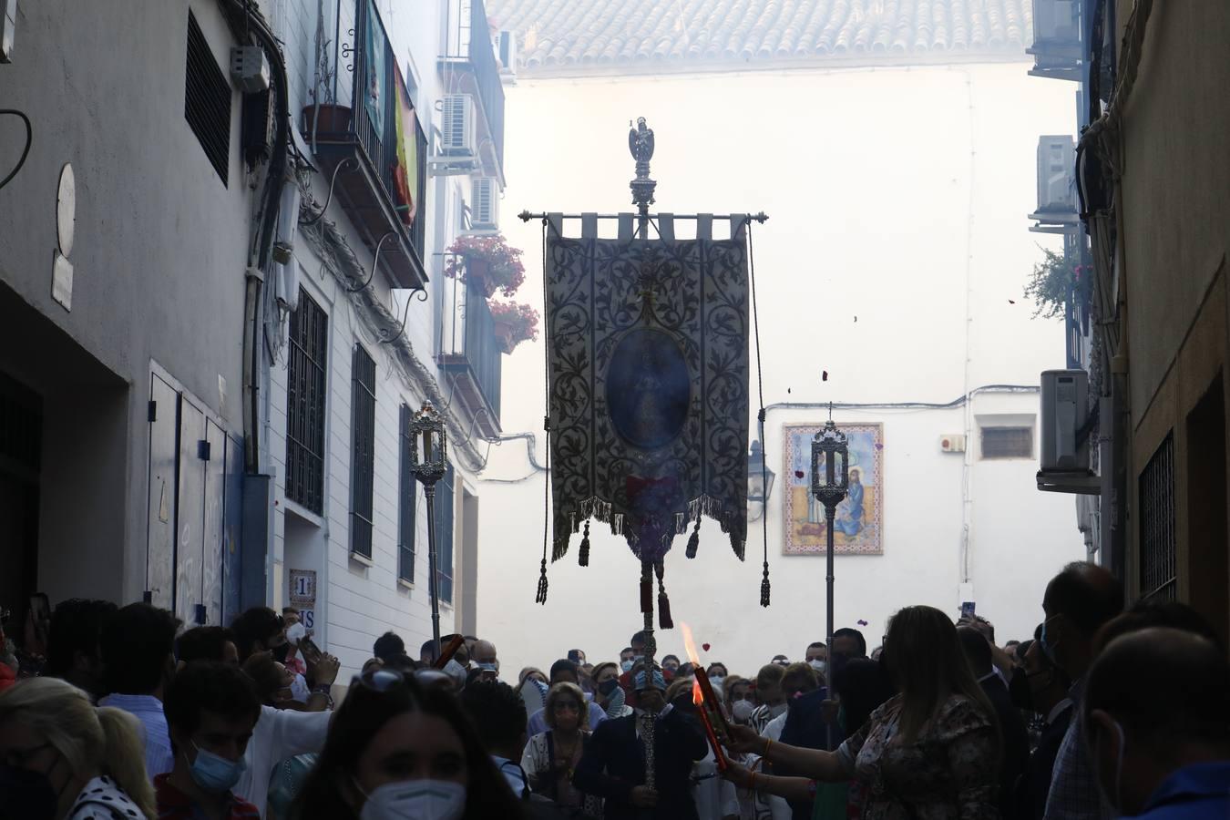 El simpecado del Rocío recupera las calles de Córdoba, en imágenes