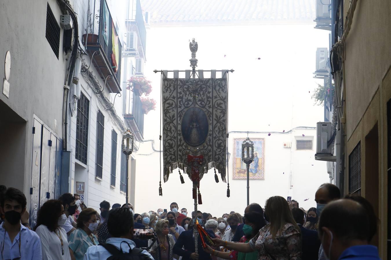 El simpecado del Rocío recupera las calles de Córdoba, en imágenes