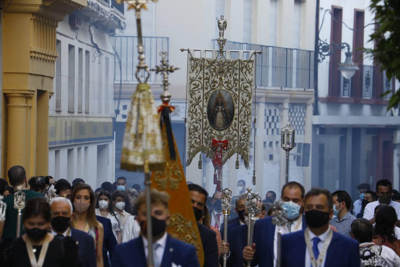 El simpecado del Rocío recupera las calles de Córdoba, en imágenes