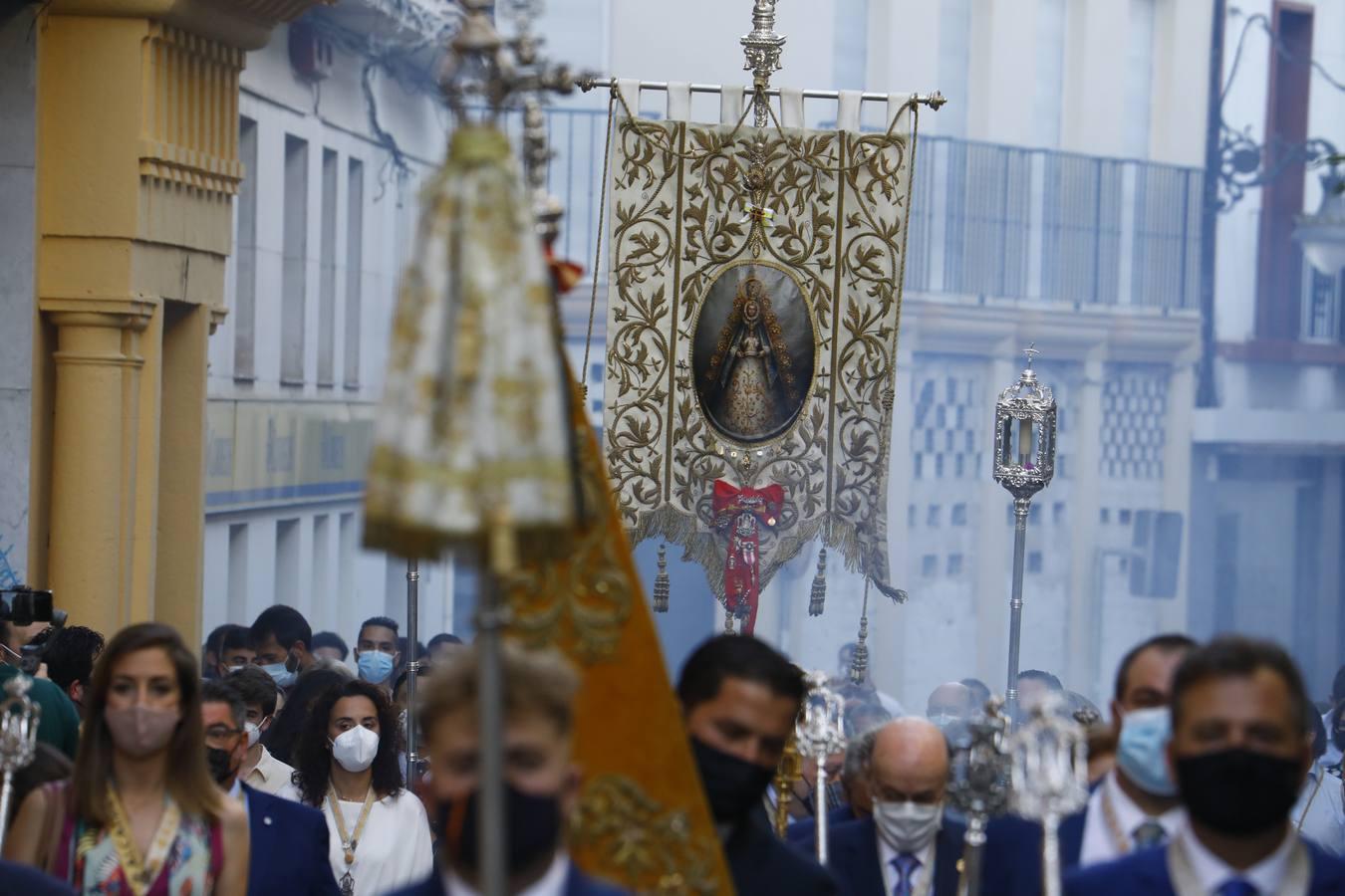 El simpecado del Rocío recupera las calles de Córdoba, en imágenes