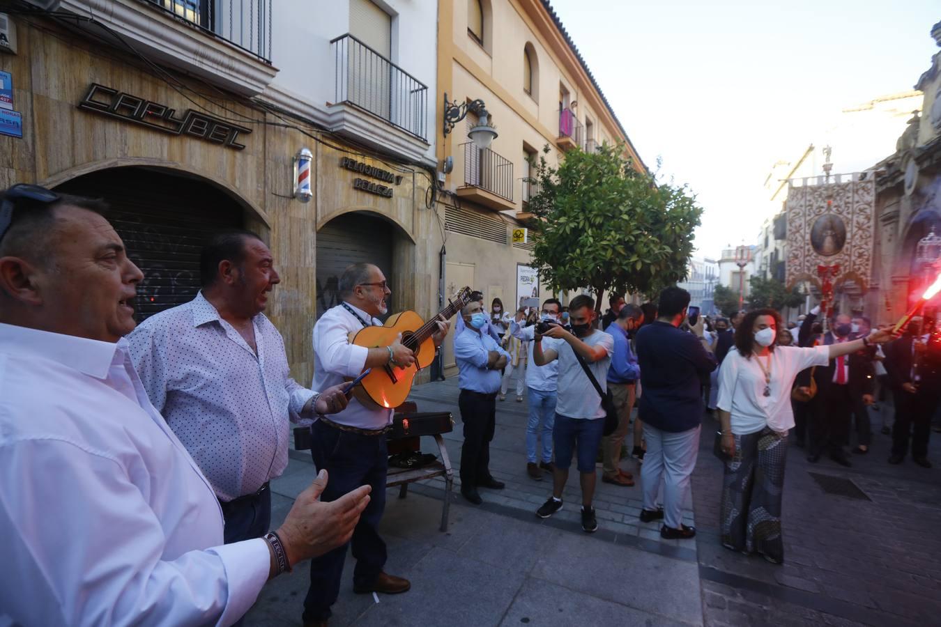 El simpecado del Rocío recupera las calles de Córdoba, en imágenes