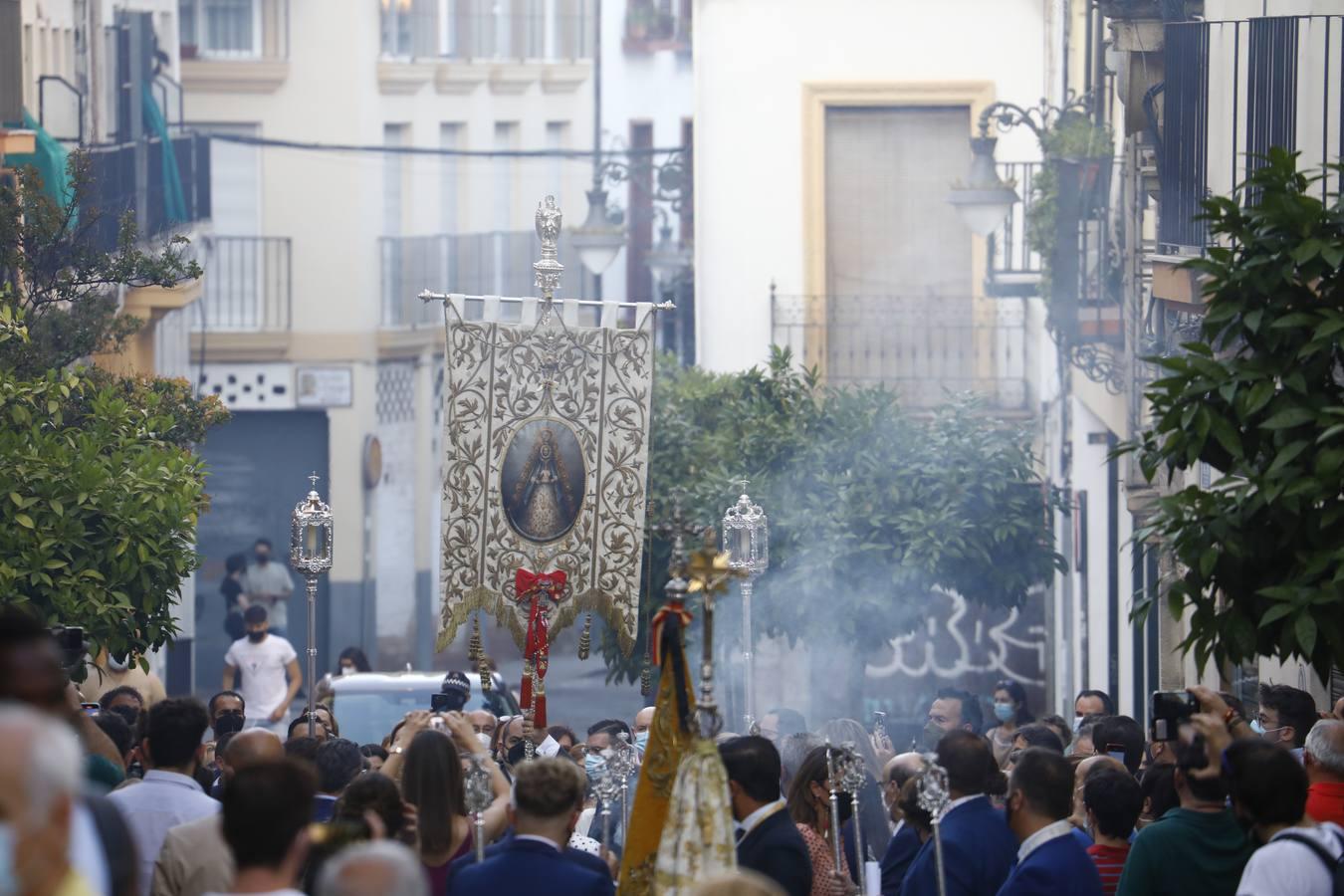 El simpecado del Rocío recupera las calles de Córdoba, en imágenes