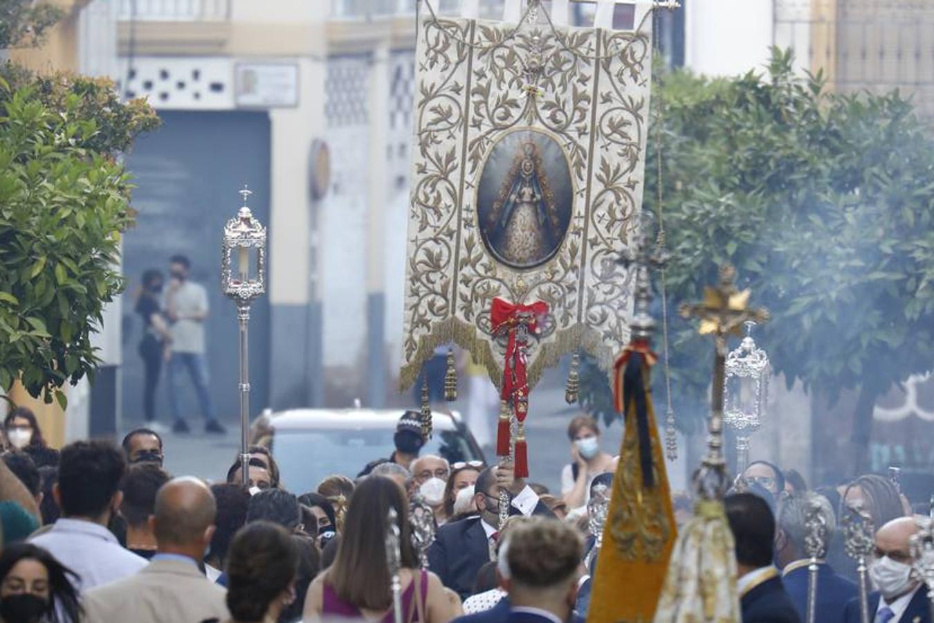 El simpecado del Rocío recupera las calles de Córdoba, en imágenes