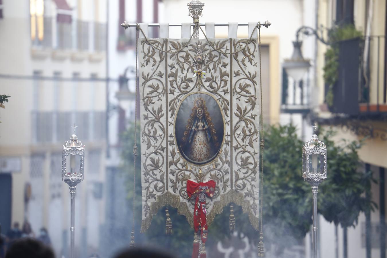 El simpecado del Rocío recupera las calles de Córdoba, en imágenes