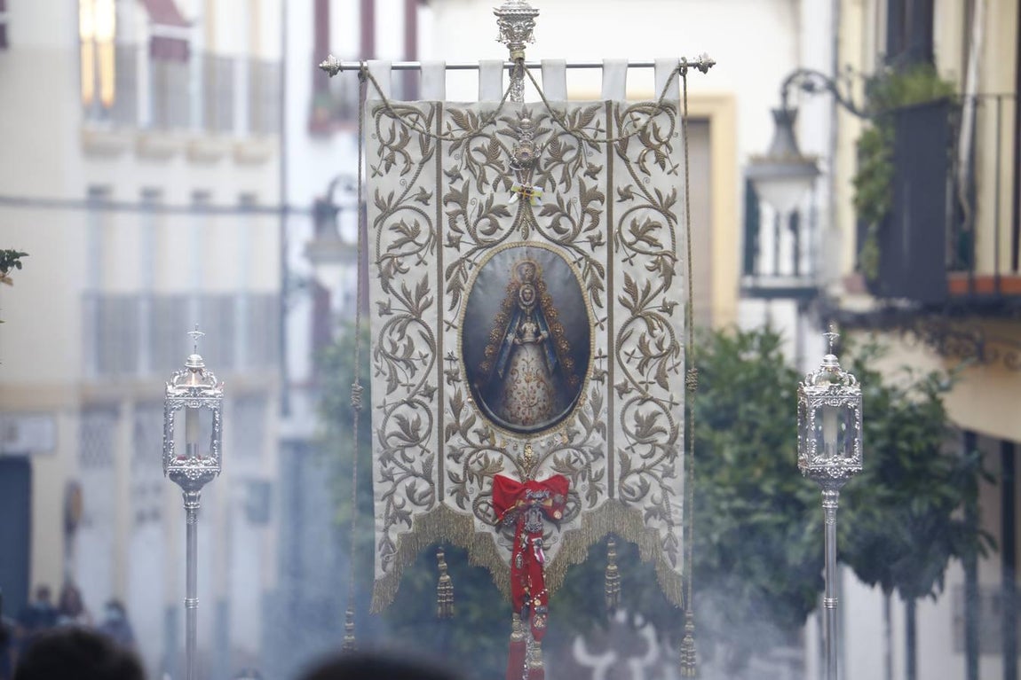 El simpecado del Rocío recupera las calles de Córdoba, en imágenes