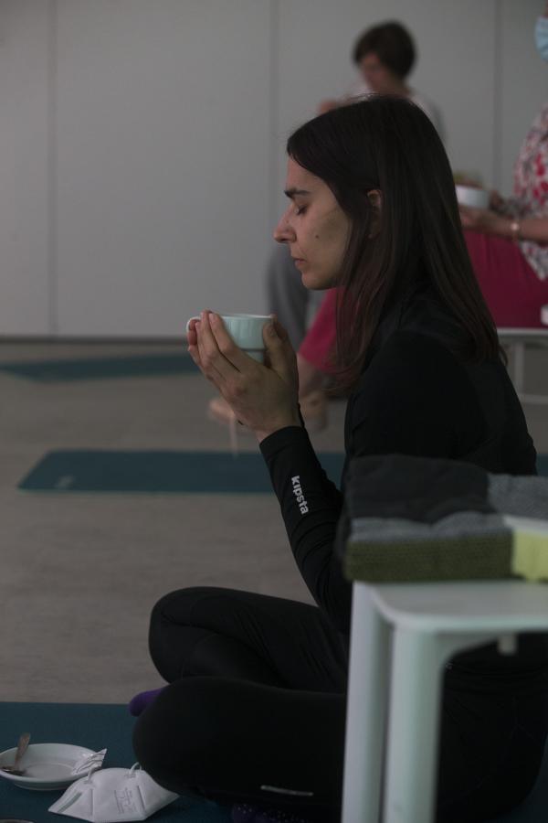 Con los cinco sentidos. Una de las participantes durante la ceremonia del té, disfrutando de unos instantes cargados de relajación.