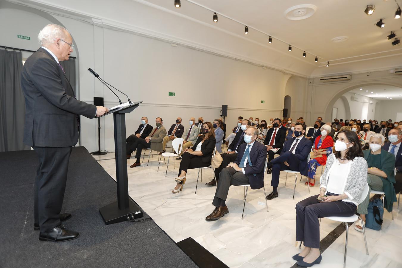 El director del ABC de Sevilla, Álvaro Ybarra, durante la inauguración